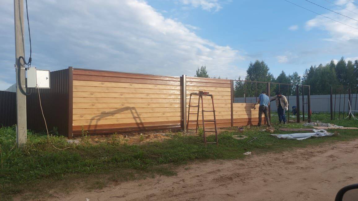 Забор из металлосайдинга Евро-Брус 34м Клен Светлый (SteelArt) + Темное Дерево (Printech) фото 1 в Актау