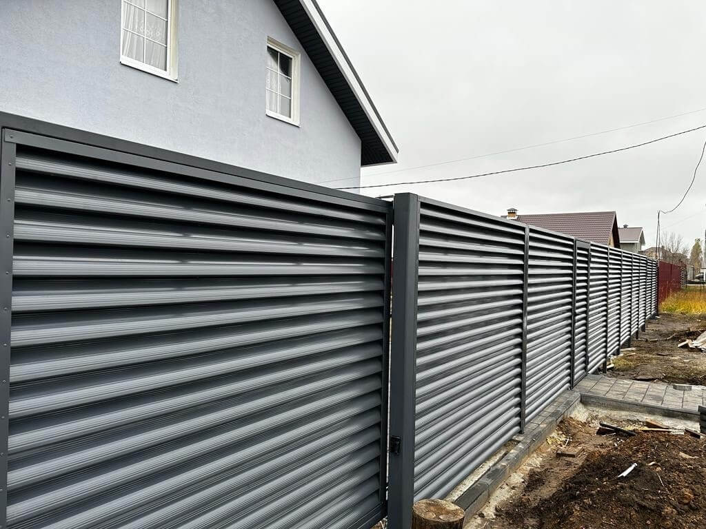 Забор-жалюзи из ламелей Еврожалюзи 28м RAL7024/7024 Серый Графит двусторонний фото 4 в Актау