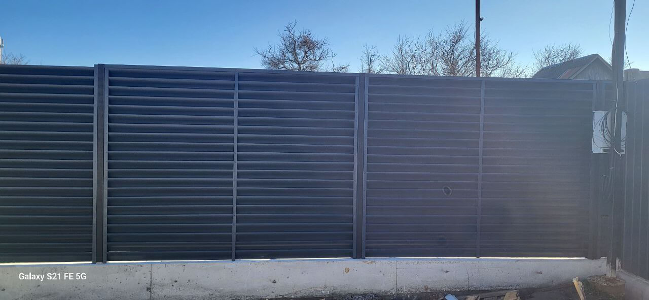 Забор из ламелей еврожалюзи 30м RAL7024/7024 Серый Графит двусторонний фото 6 в Актау