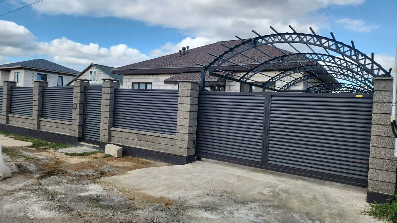 Забор-жалюзи из ламелей Реснички 27м RAL8019/8019 Темный Шоколад двусторонний МАТТЕ фото 2 в Актау